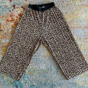 Divided, Size Small, leopard print, capris.